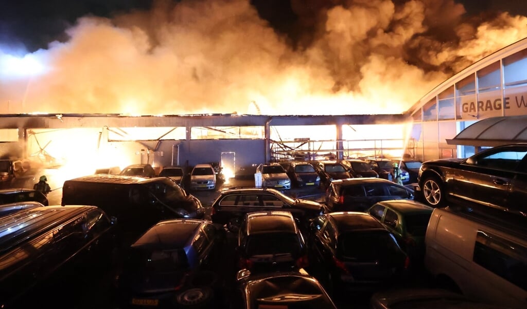 Zeer grote brand in de Van Gijnstraat in Rijswijk in de nacht van 26 mei. Het vliegvuur maakte de brand complex.