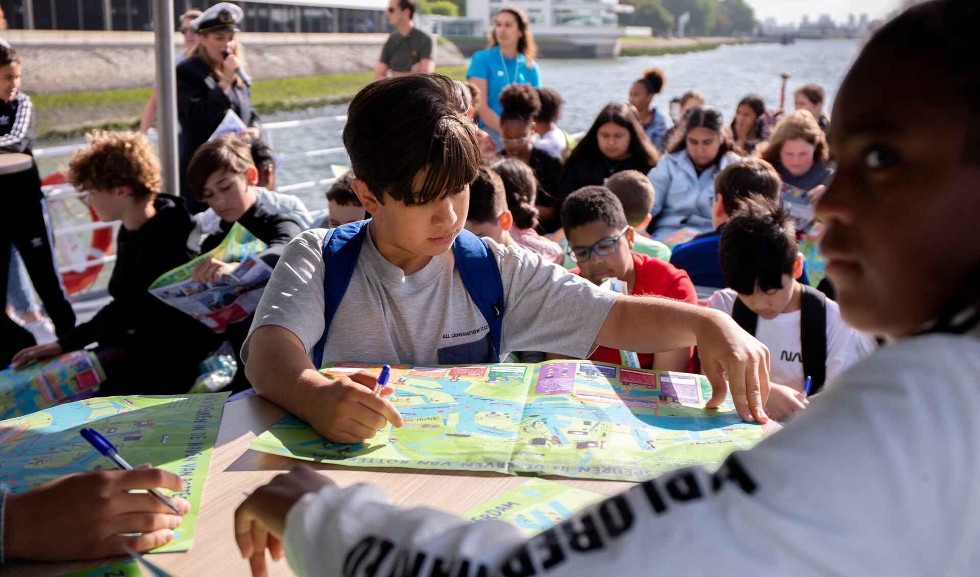 Door een educatieve havenkrant wisten de kinderen al een beetje hoe het havengebied rondom Rotterdam eruitziet.