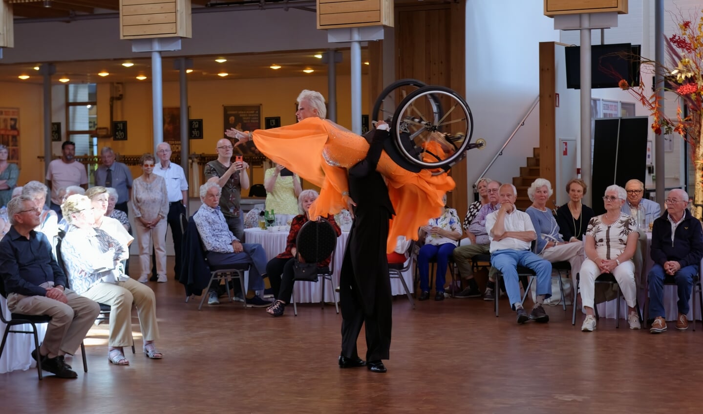 Alex en Jacqueline Glijn geven een rolstoeldansdemonstratie
