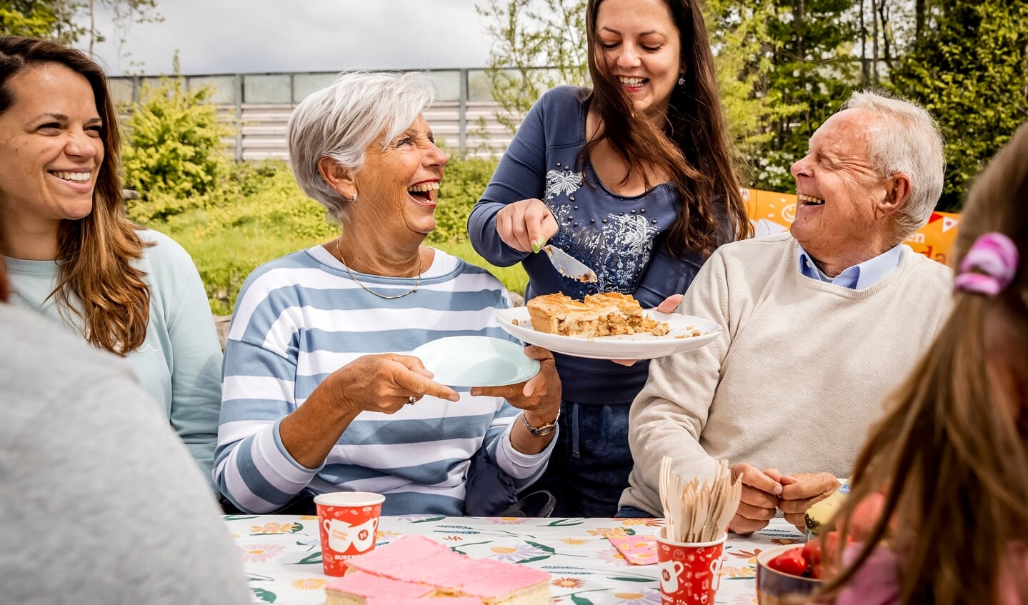 Buren genieten van het samenzijn tijdens burendag.