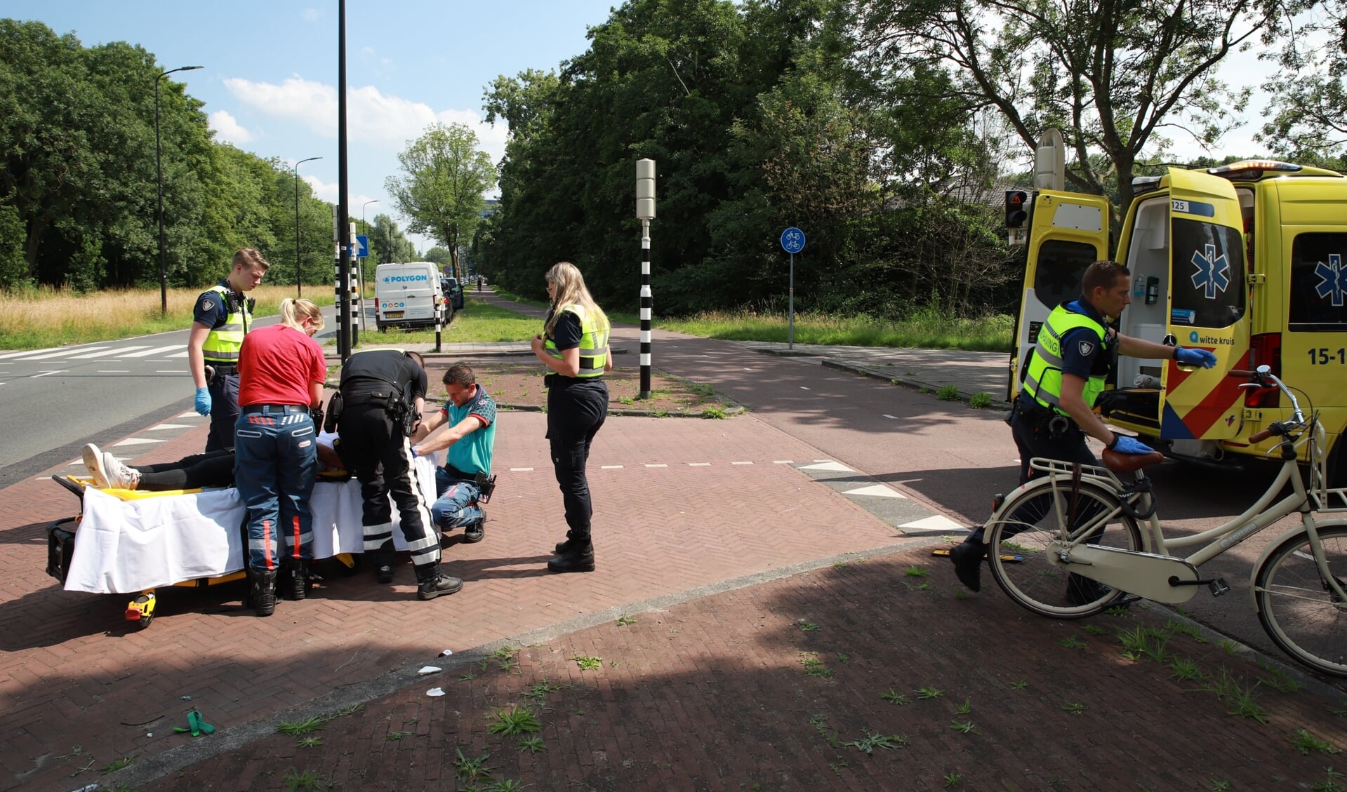 De fietser kwam door de aanrijding hard ten val en raakte gewond.