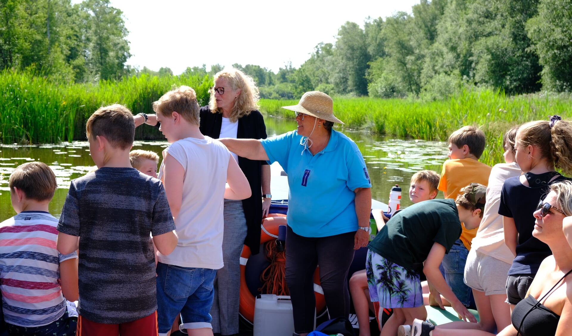 Wethouder Ines de Ridder en leerlingen bezochten de Nieuwkoopse plassen.