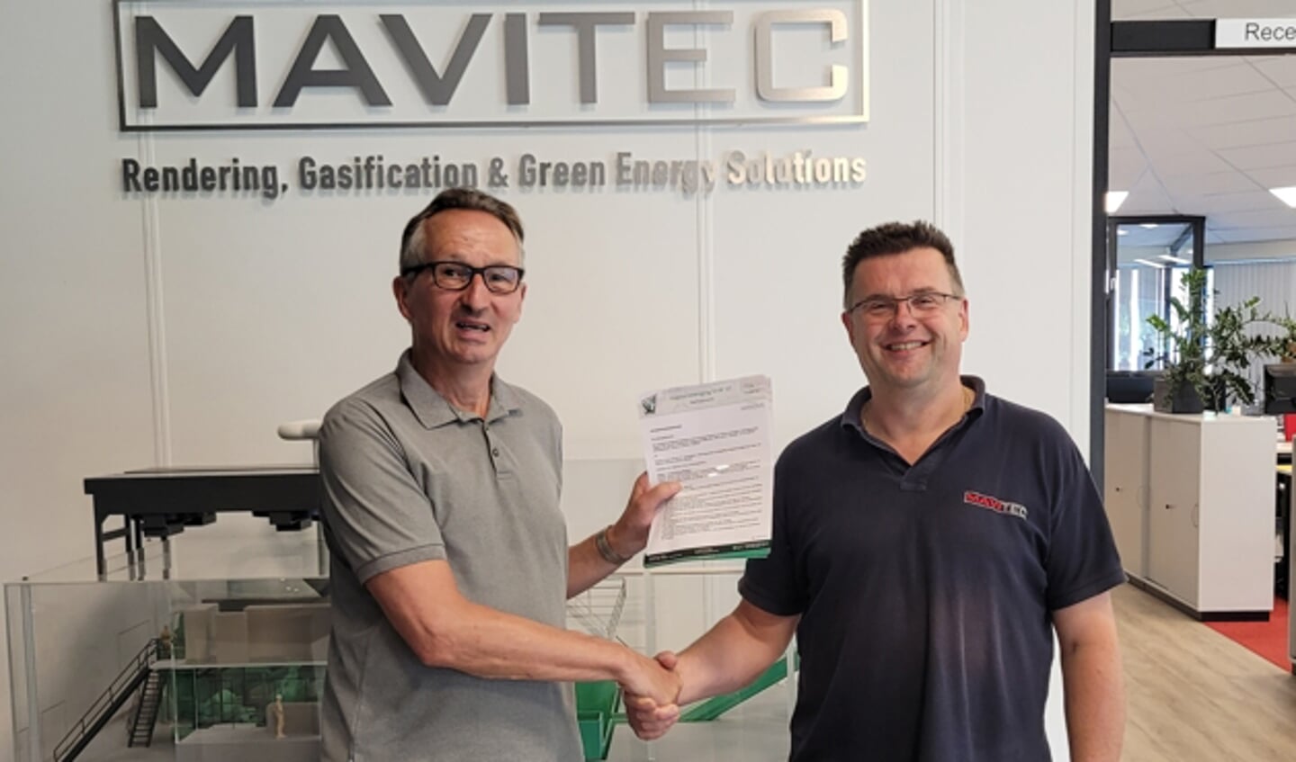 De ondertekening van het sponsorcontract door Maco van Heumen (r) van Mavitec BV en Hilko Kramer, voorzitter van SVW ‘27. 