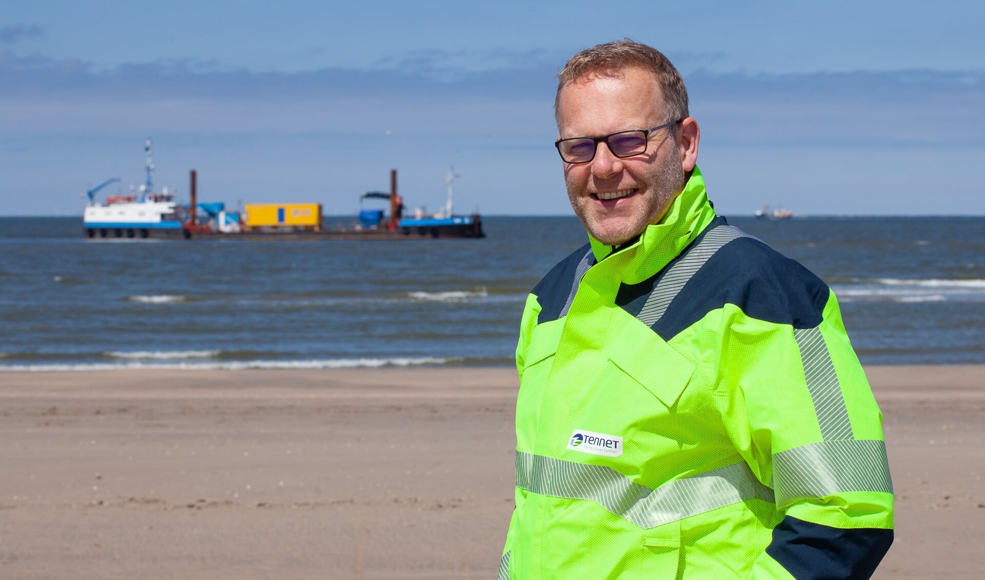 Projectmanager Robert Koens met op de achtergrond de werkzaamheden voor de elektriciteitskabels voor het windpark Hollandse Kust .