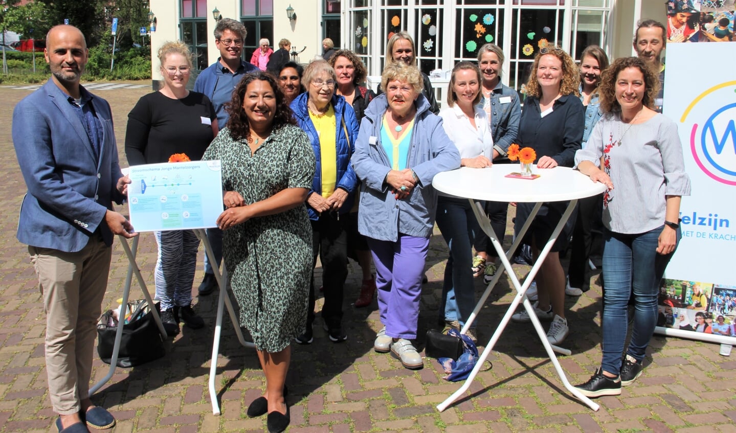 Tijdens een netwerkbijeenkomst voor mantelzorgers wordt de samenwerking tussen de verschillende instanties gevierd