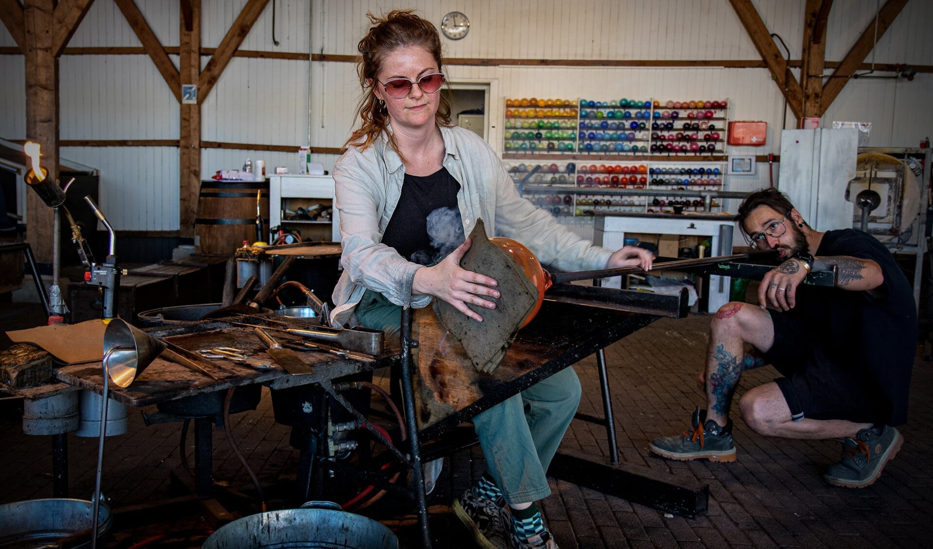De eerste in de reeks is een portret van glasblazer Michelle Veldman.