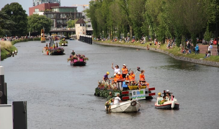 De stoet van het Varend Corso 2022 trok op 26 juni over de Vliet in Rijswijk.