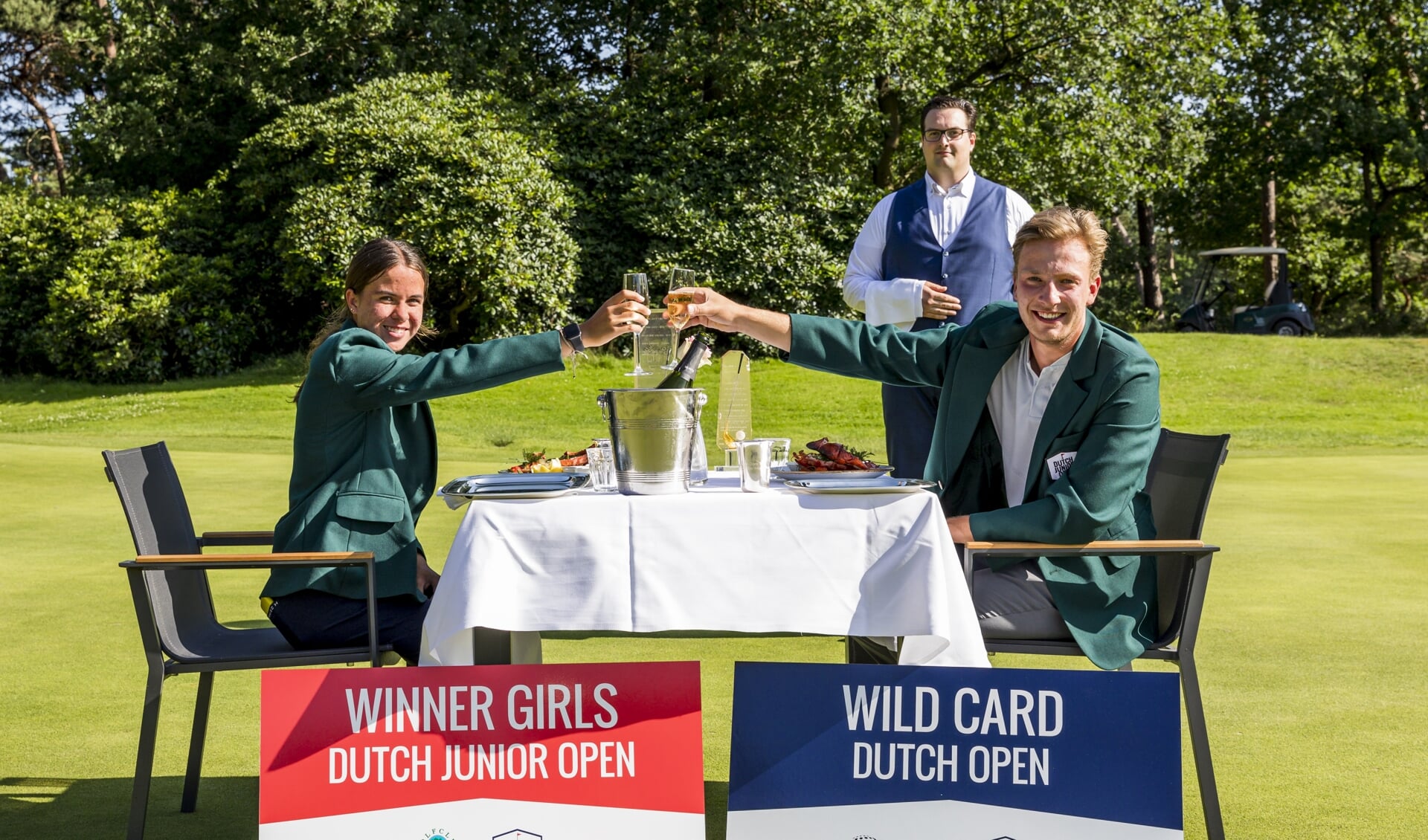 De winnaars van vorig jaar aan het traditionele winnaarsdiner van het OK Junior Open: Rosanne Boere en Felix van Dijk.
