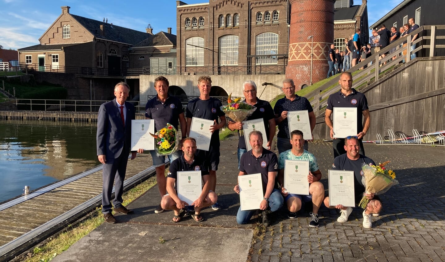 Burgemeester Streng en de onderscheiden vrijwilligers.