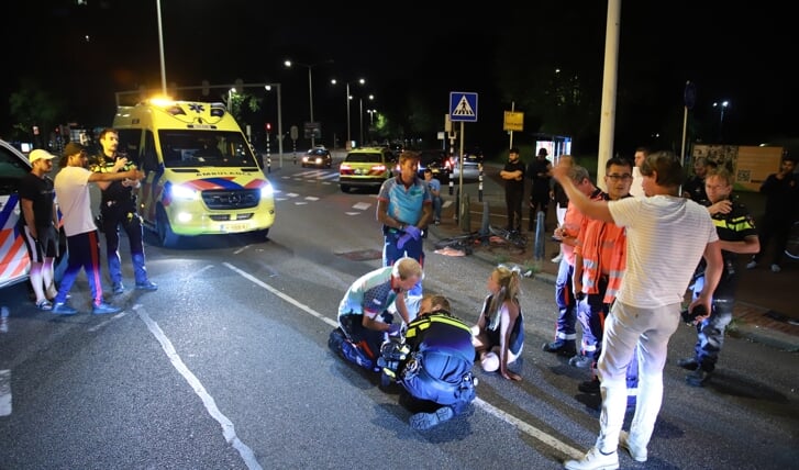 30-jarige fietser zwaargewond na aanrijding, auto slaat op de vlucht, Veluweplein Den Haag.