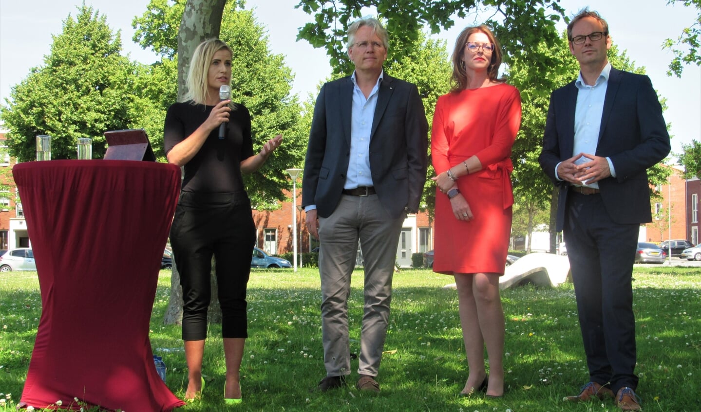 De fractievoorzitters Corine Bronsveld (CDA), Dick Snoeck (VVD), Denise Mulder (Maassluis Belang) en Sjoerd Kuiper (PvdA) vorige week donderdag in het Vrijheidspark bij de presentatie van het coalitieakkoord.