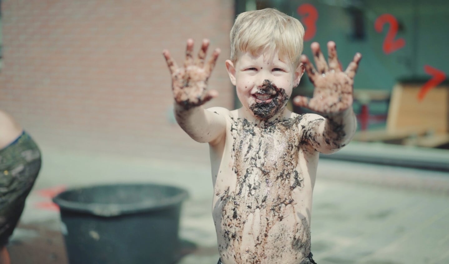 Lekker wroeten in de modder is goed voor de creativiteit.