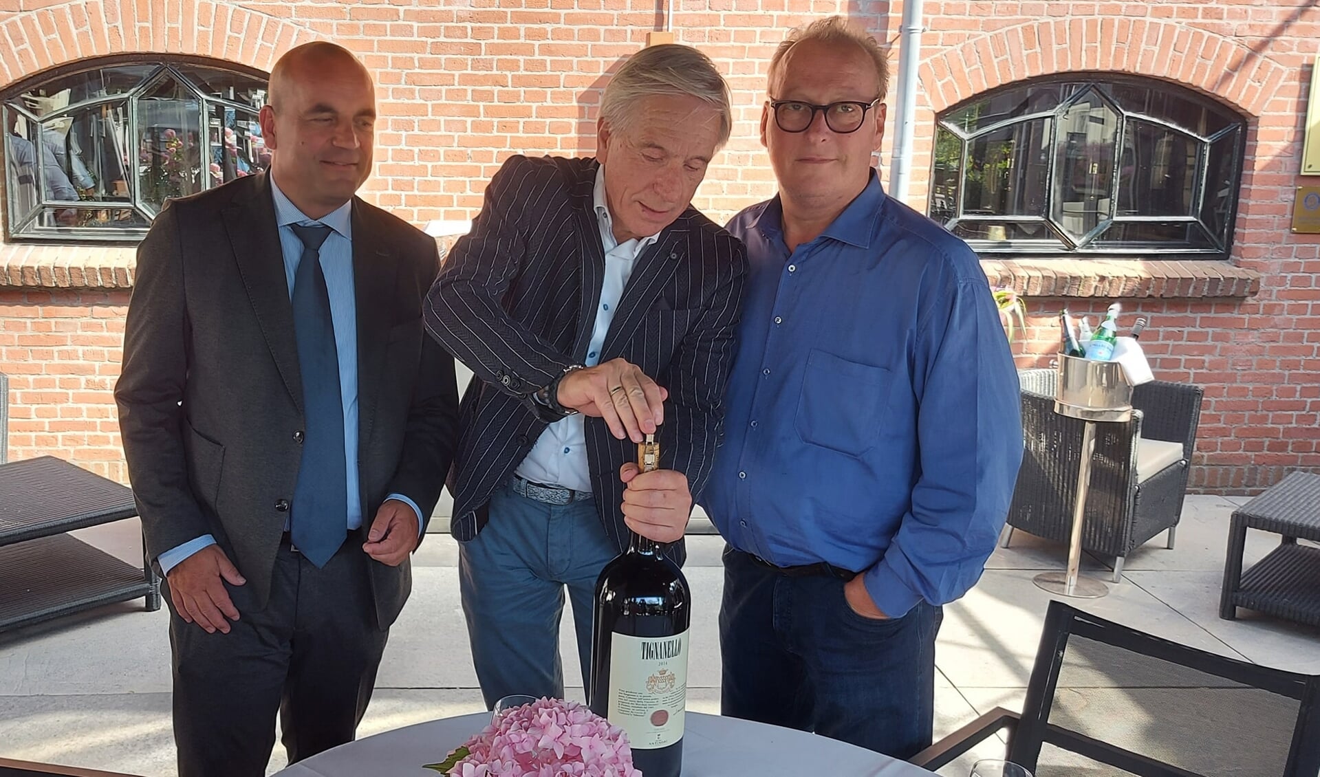 Voormalig wethouder Economische Zaken René van Hemert opende op verzoek van de hoteleigenaar een speciale feestelijke fles Italiaanse wijn. 