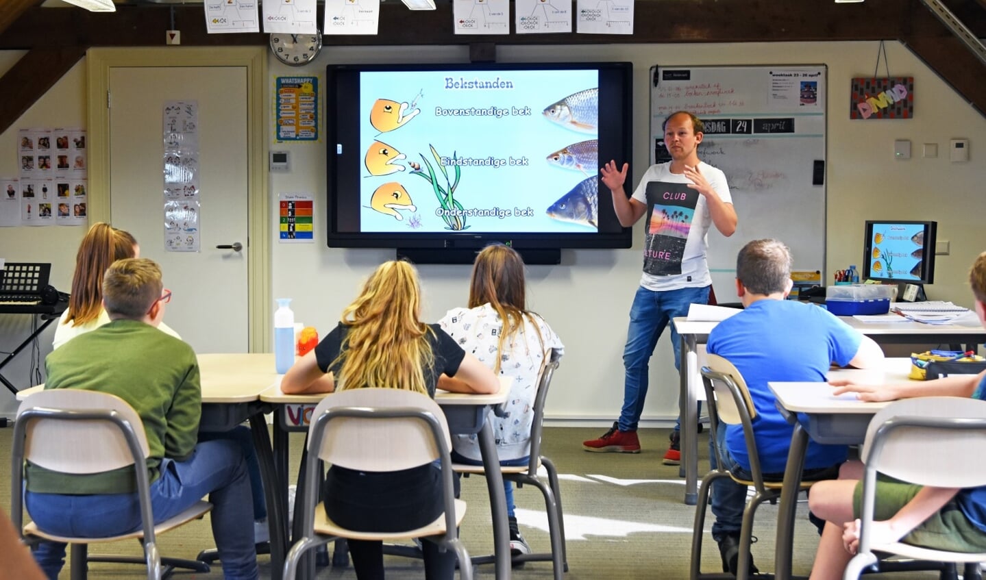 Eerst krijgen de leerlingen een biologieles over vis en water.