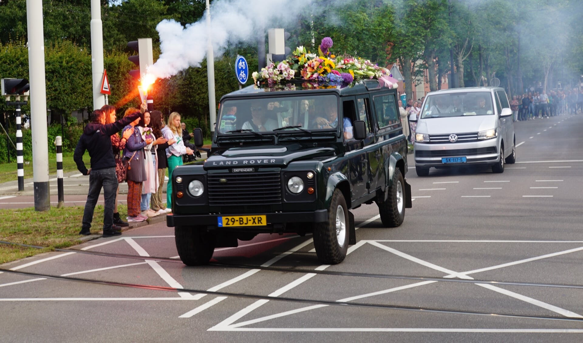 De Land Rover, bedekt met bloemen, passeert op de Holysingel de plaats waar Zara Philip op vrijdagavond 17 juni dodelijk verongelukte. Veel Vlaardingers rouwden op deze plek mee met de familie.
