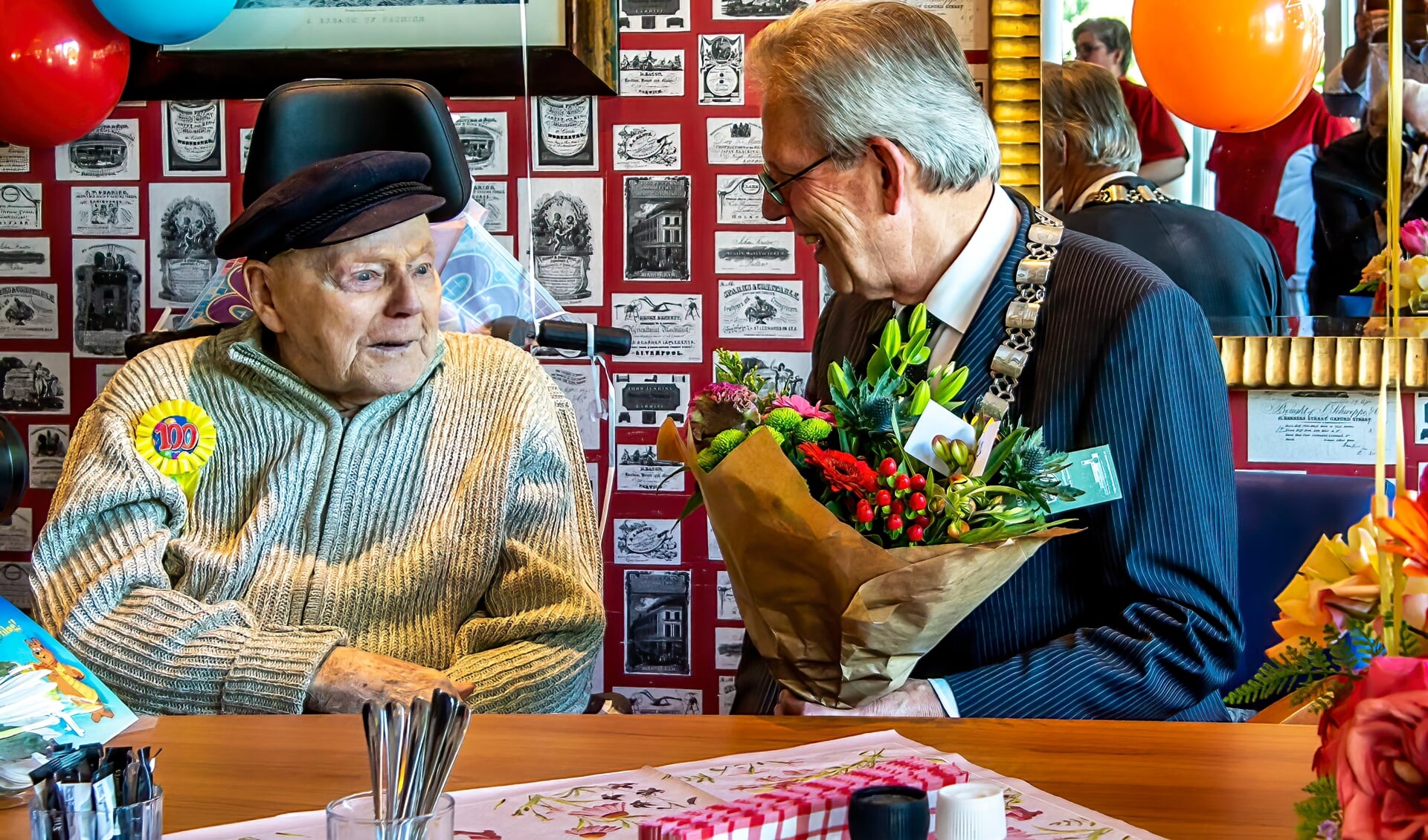 Don Bijl feliciteert de honderd jaar oude meneer J. de Bruijn.