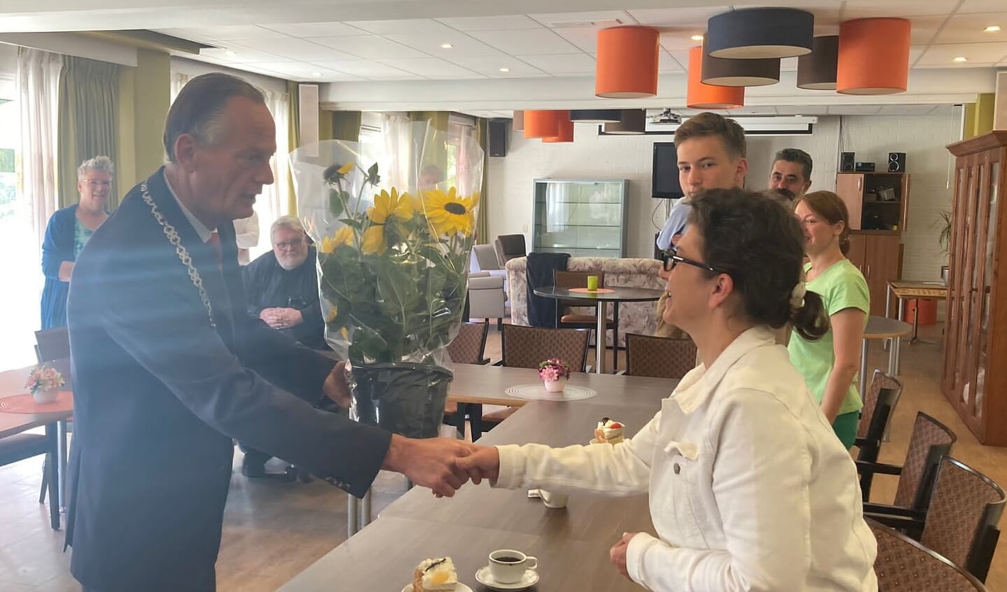Burgemeester Streng gaf zonnebloemen aan de Oekraïense vluchtelingen die zijn opgevangen in Sorghvliet in Andijk.