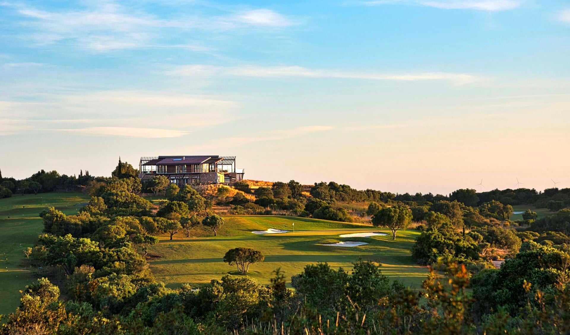De prachtige golfcourse van Espiche met het clubhuis waarvandaan je een fraai uitzicht hebt over de Algarve.