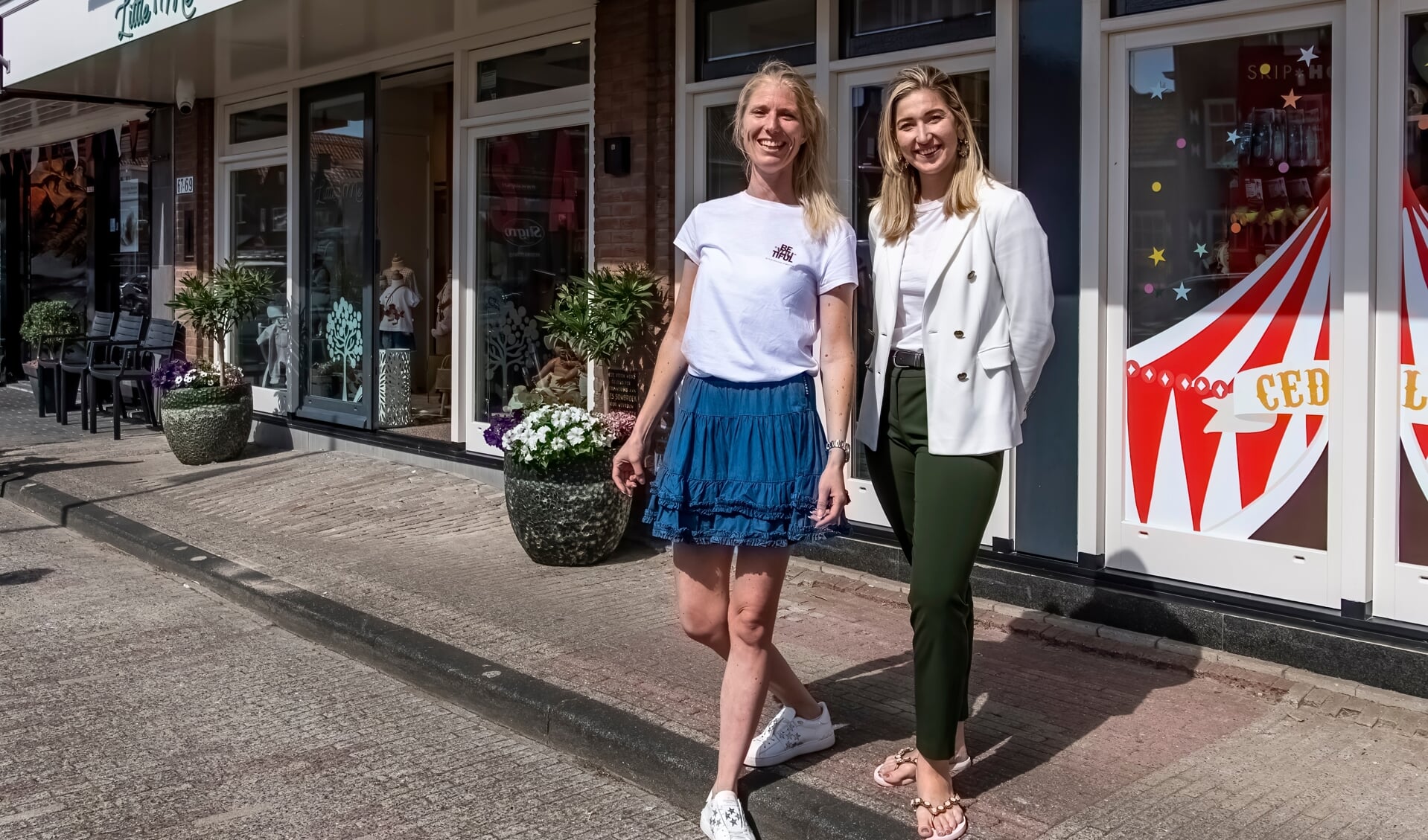 Nikita en Kelly voor de winkels.