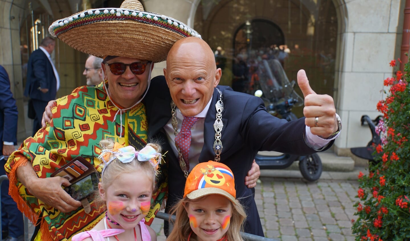 Burgemeester Bert Wijbenga kwam tijd te kort om met iedereen op de foto te gaan tijdens het defilé op de laatste avond van de avondvierdaagse.