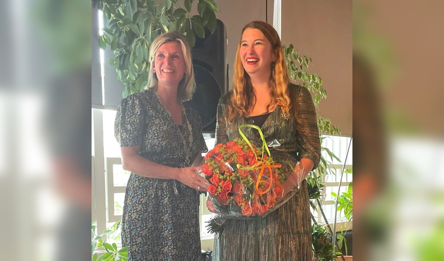 Ann Demeester (rechts) krijgt uit handen van burgemeester Joyce Langenacker van Ouder-Amstel het lintje uitgereikt.