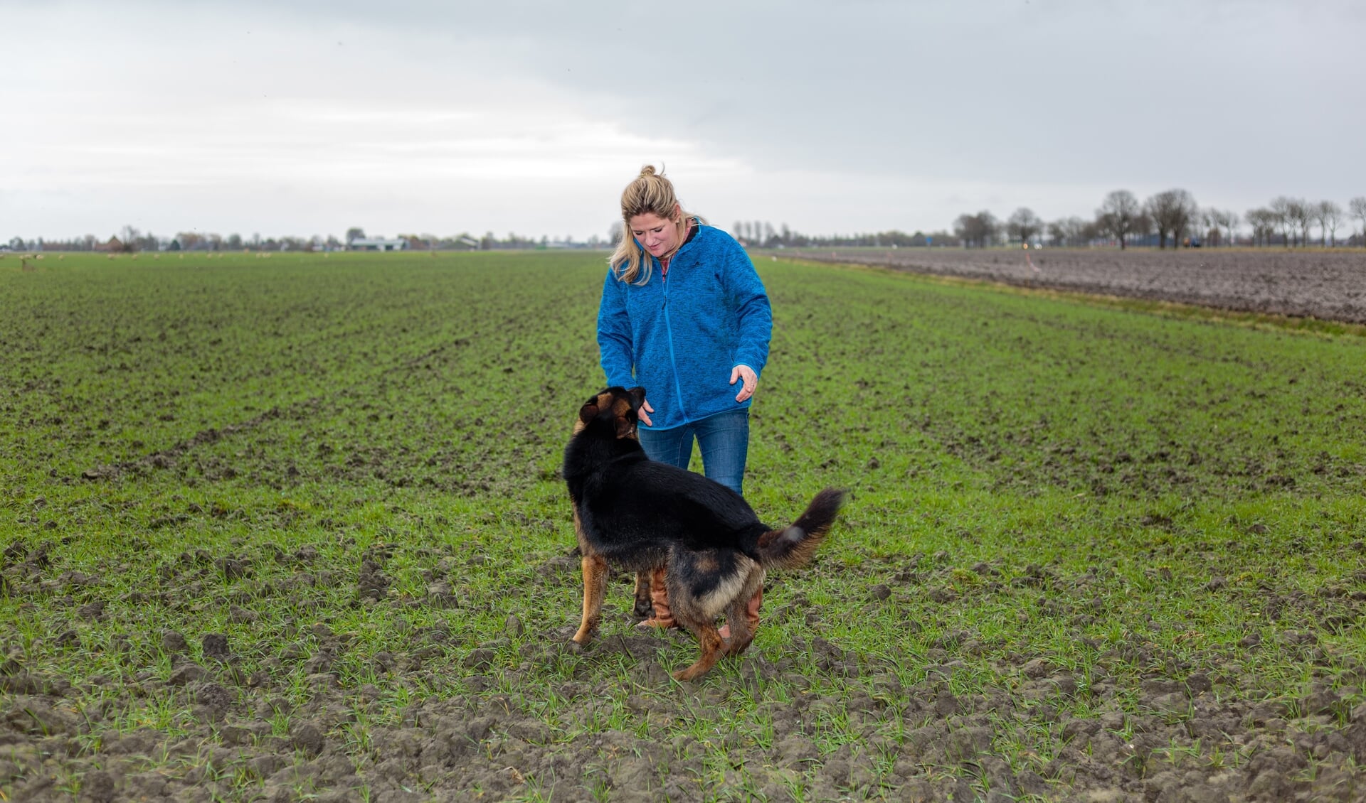 Astrid, hier met haar hond Rex, op een van de landerijen van Beemstervalery. 