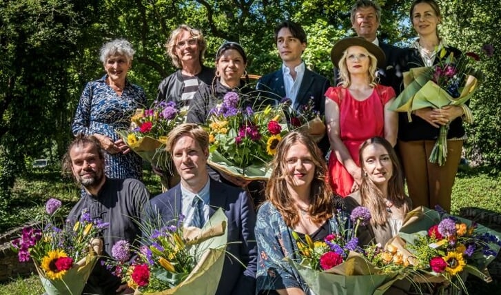 De genomineerden samen met juryvoorzitter Toon Mans en de voorzitter van de Victoriefonds
Cultuurprijs Hetty Hafkamp.