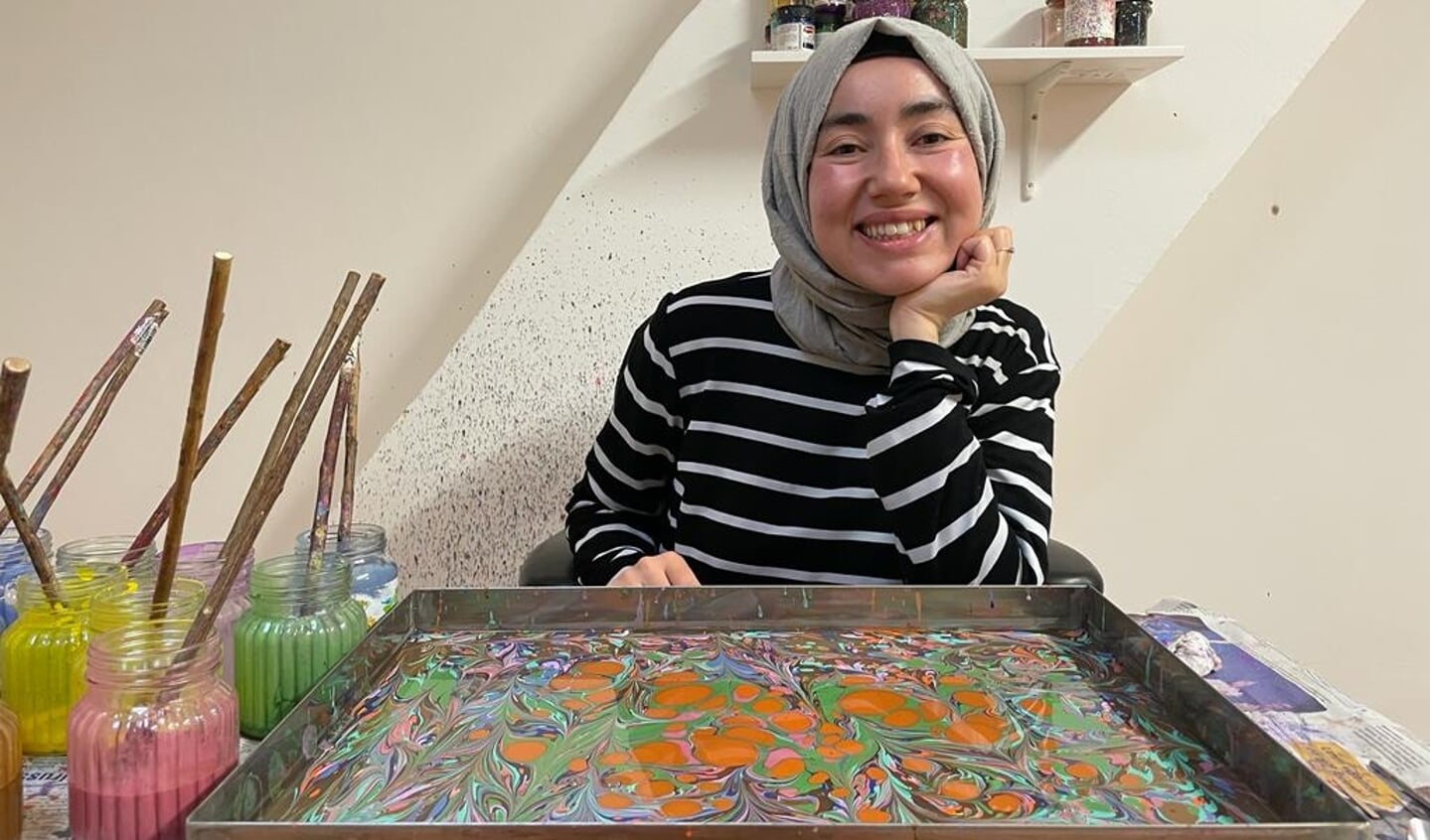 Kunstenaar Fatima Kiral met ‘Ebru’ kunst.