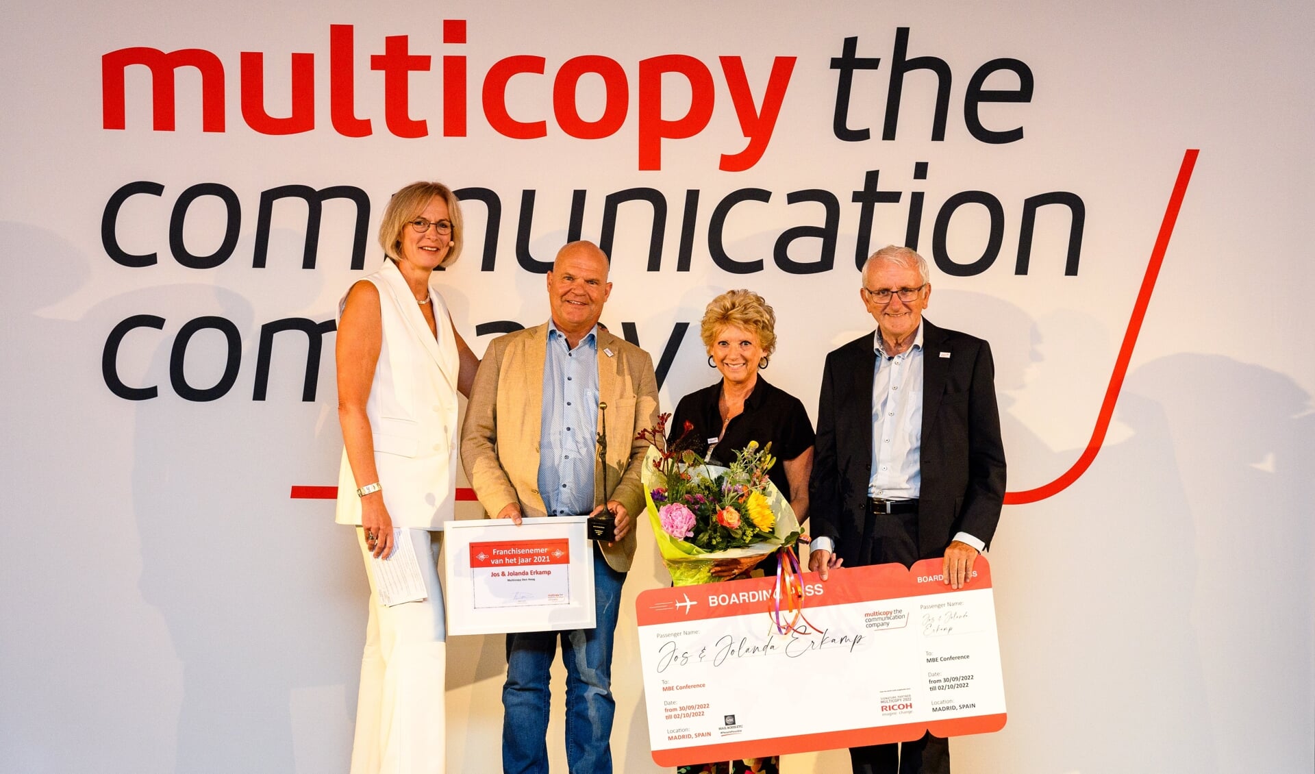 Ondernemers van het Jaar 2021, Jos en Jolanda Erkamp, samen met Multicopy-directeur Annette Dales (links) en oud-directeur Gerard Slot (rechts).