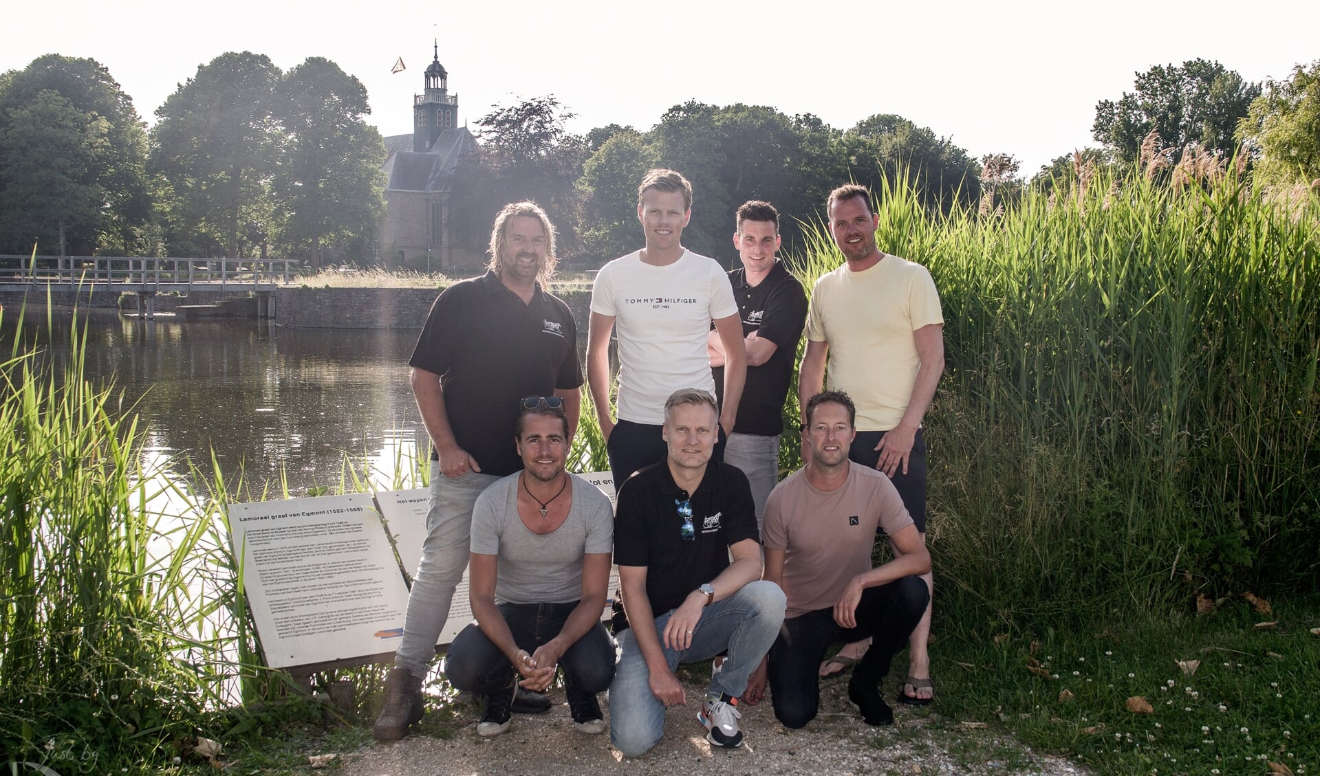 Het team van het Zomerfestival Egmond aan den Hoef, staand v.l.n.r. Joost van Dam, Ton Tervoort, Gijs de Waal en Hidde van der Pol, Gehurkt v.l.n.r. Kevin Beers, Menno Levering en Tom Valkering.