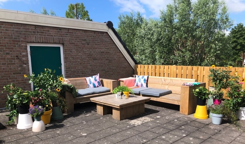 Het balkon is dankzij sponsoring opgevrolijkt met bloemen en planten.
