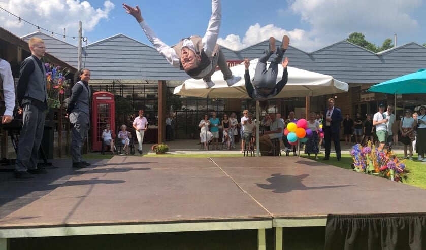 Dansers vertonen hun spectaculaire kunsten.