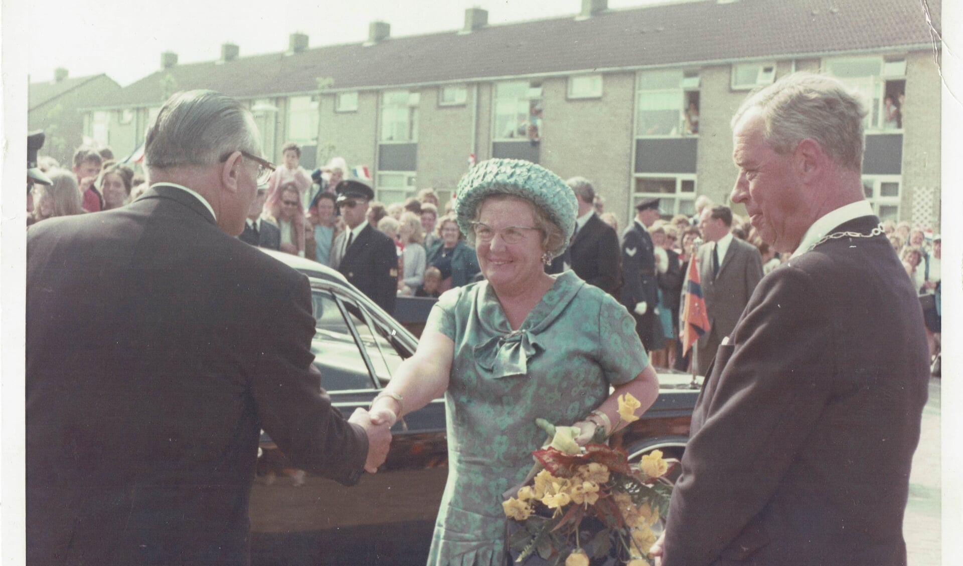 Bezoek van Koningin Juliana in 1969 aan de wijk De Schooten.