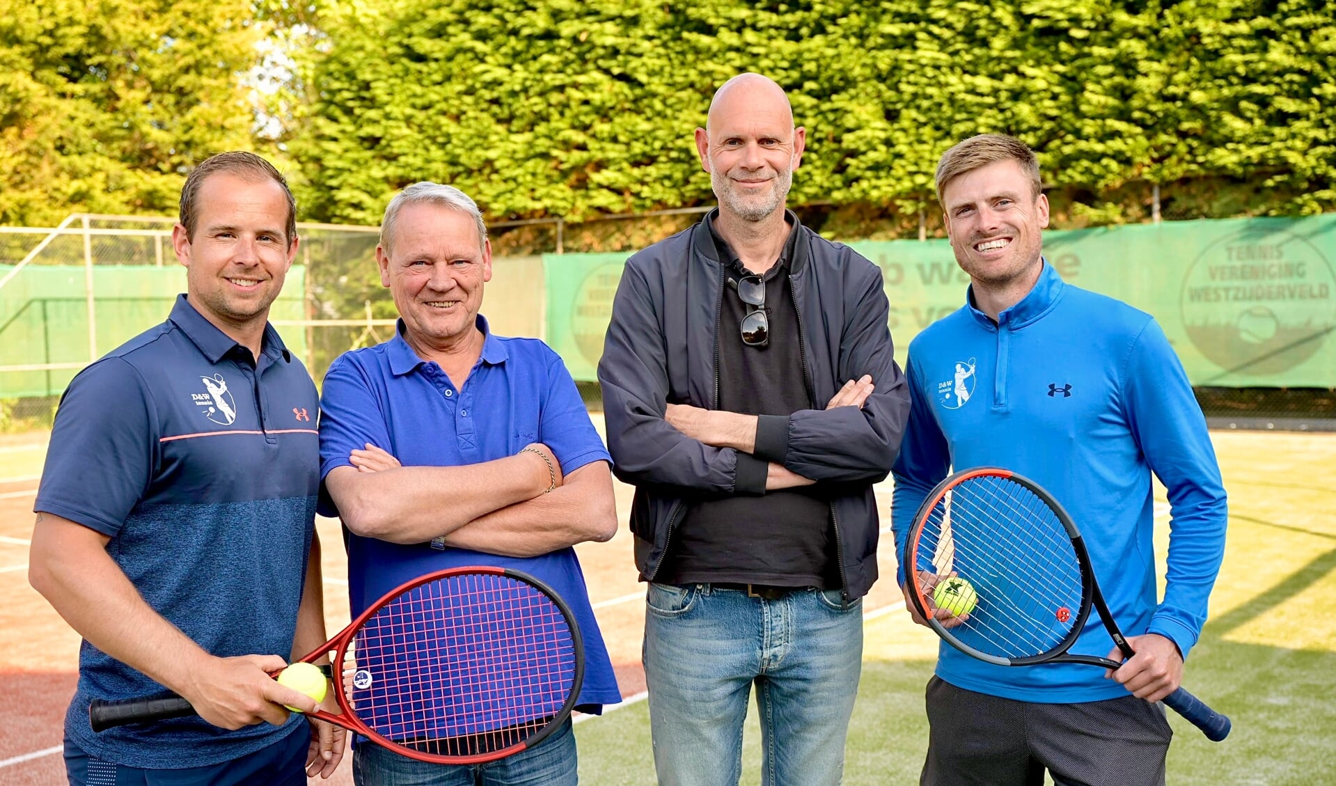 Van links naar rechts: Tennistrainer Davey Bergers, André van Beveren, Chris Schöbel en Tennistrainer Wesley van Berkel.