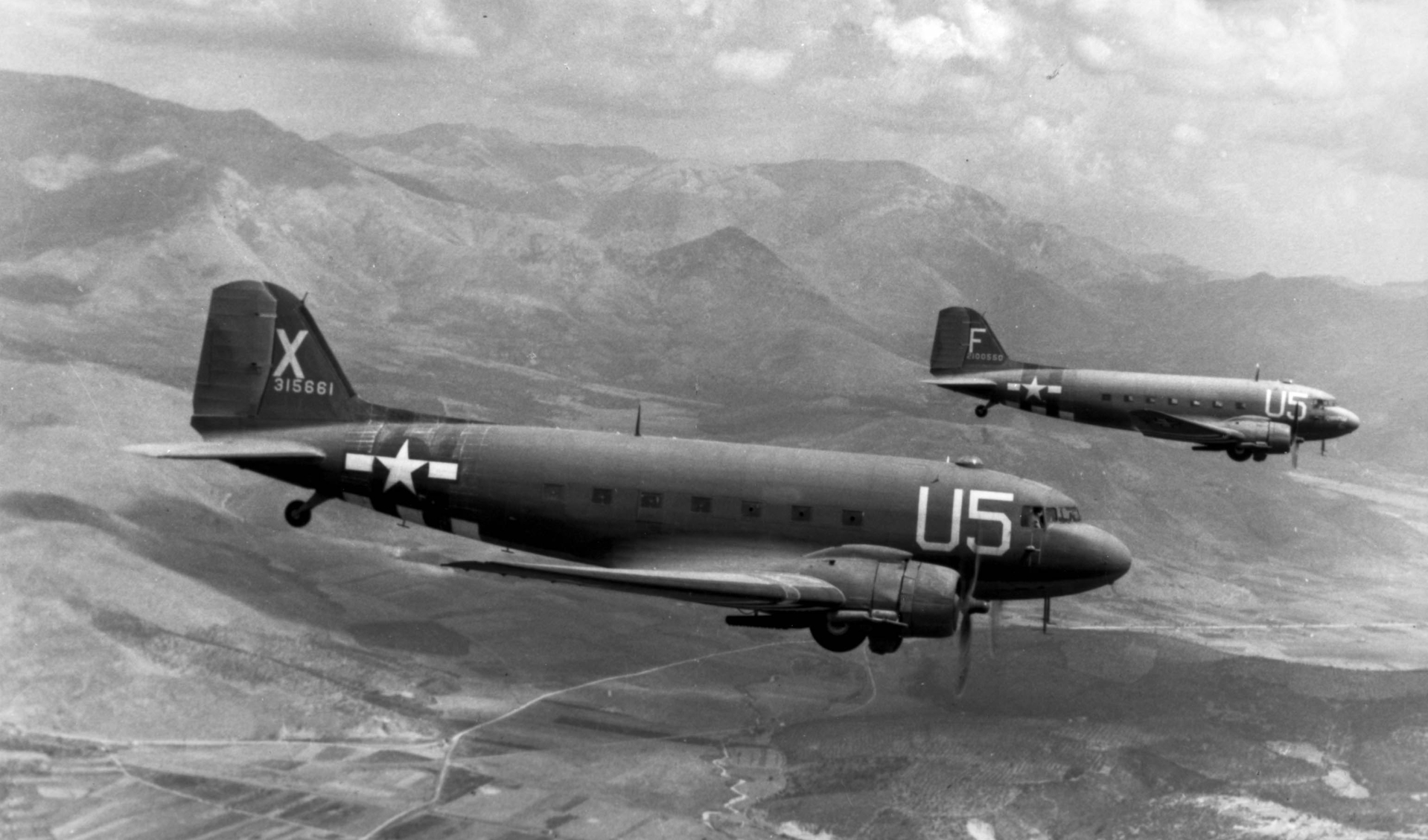 Twee C-47’s tijdens de luchtbrug naar China.