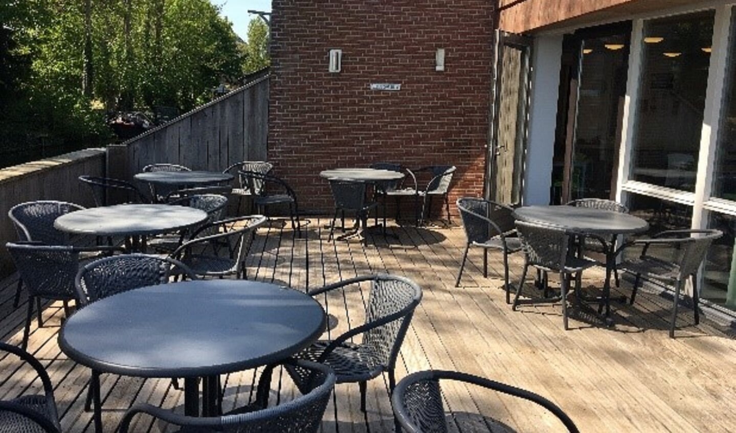 Het terras van de Doet en Ontmoet bij Veldzorg.