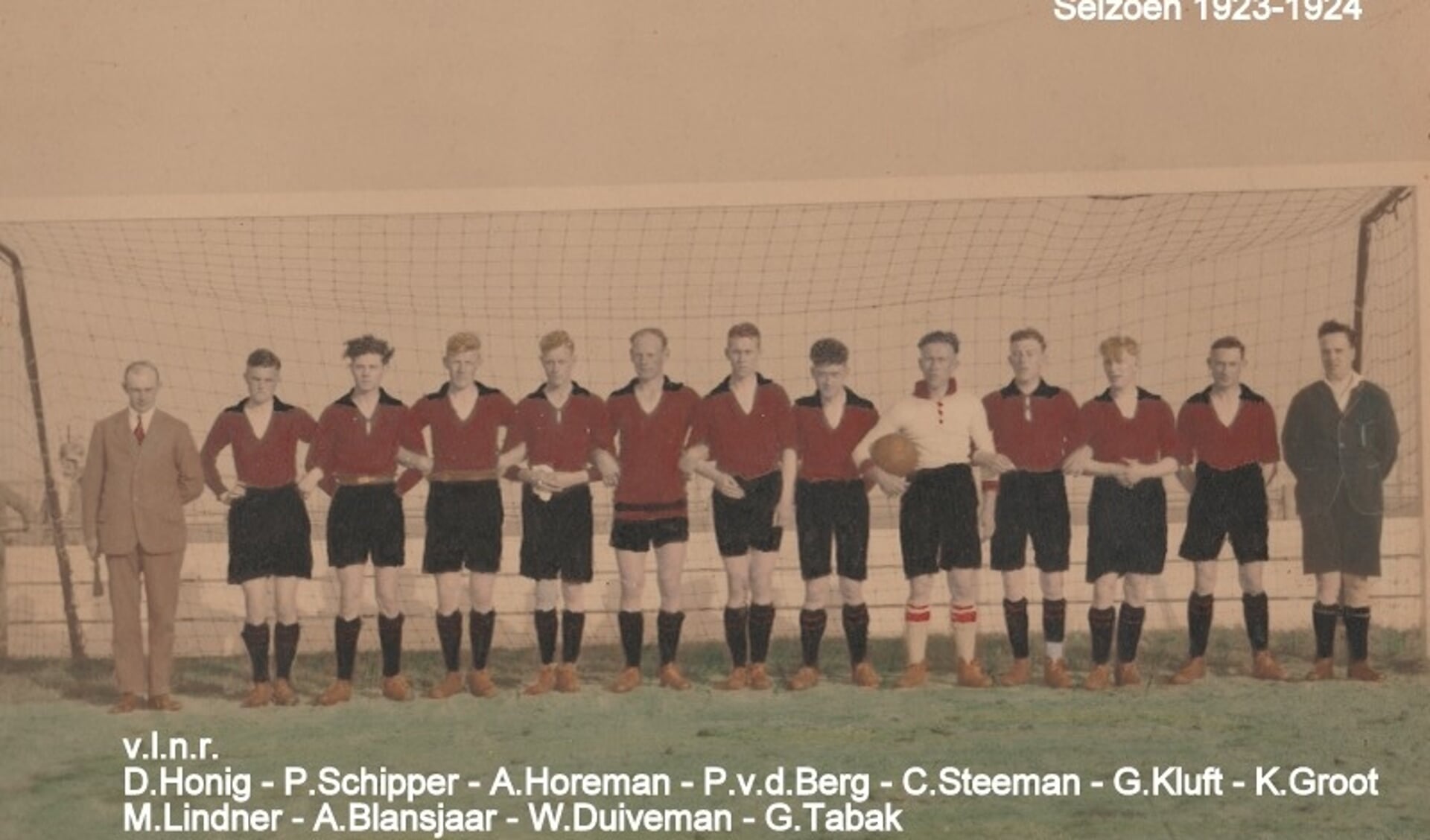 De selectie van De Kennemers in seizoen 1923-1924.
