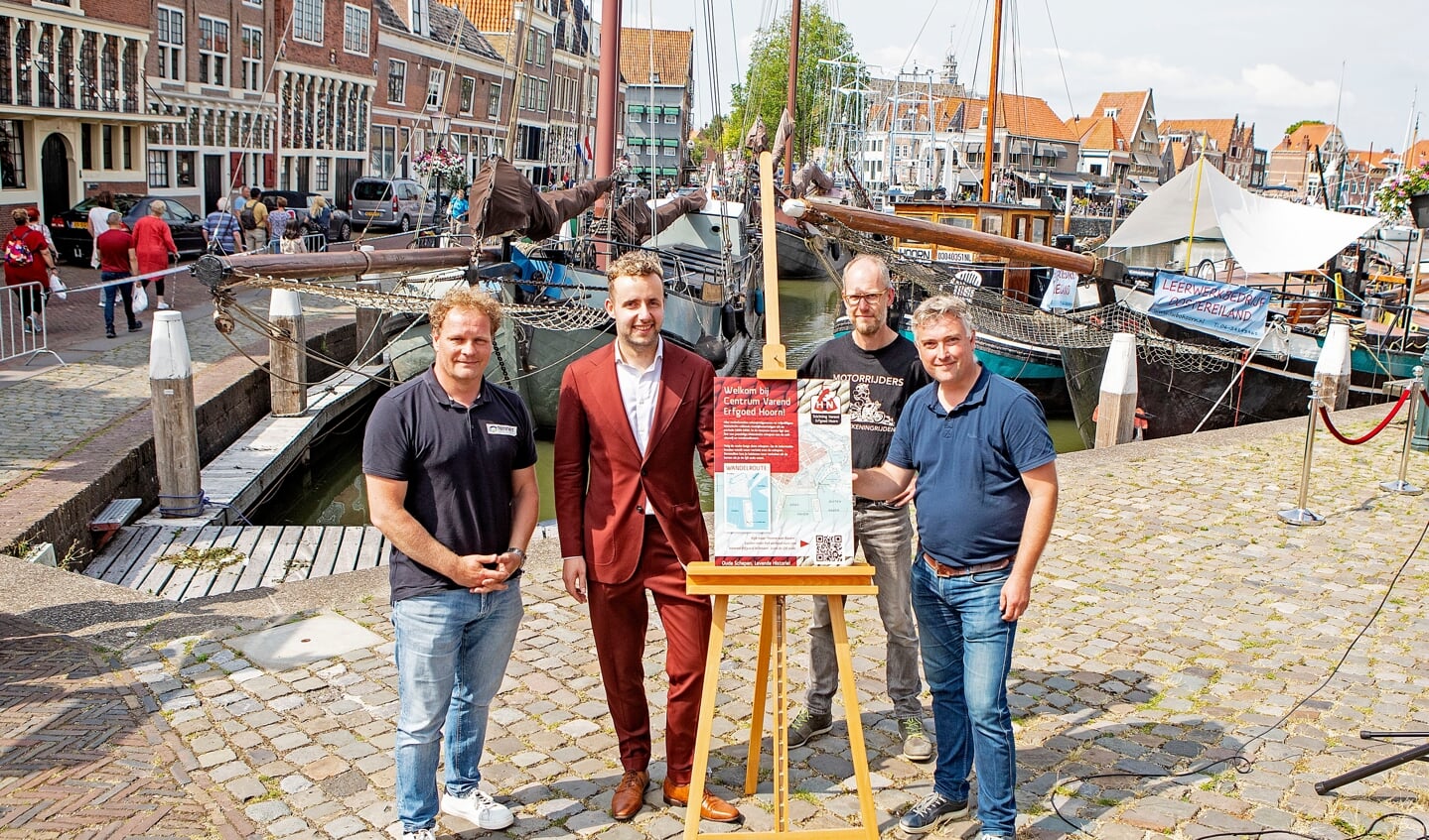 Wethouder Axel Boomgaars (tweede van links) opende de audiotour in de haven van Hoorn. Links Arjan Dams, voorzitter Centrum Varend Erfgoed Hoorn, en rechts twee vrijwilligers die meegewerkt hebben aan de totstandkoming van de audiotour.