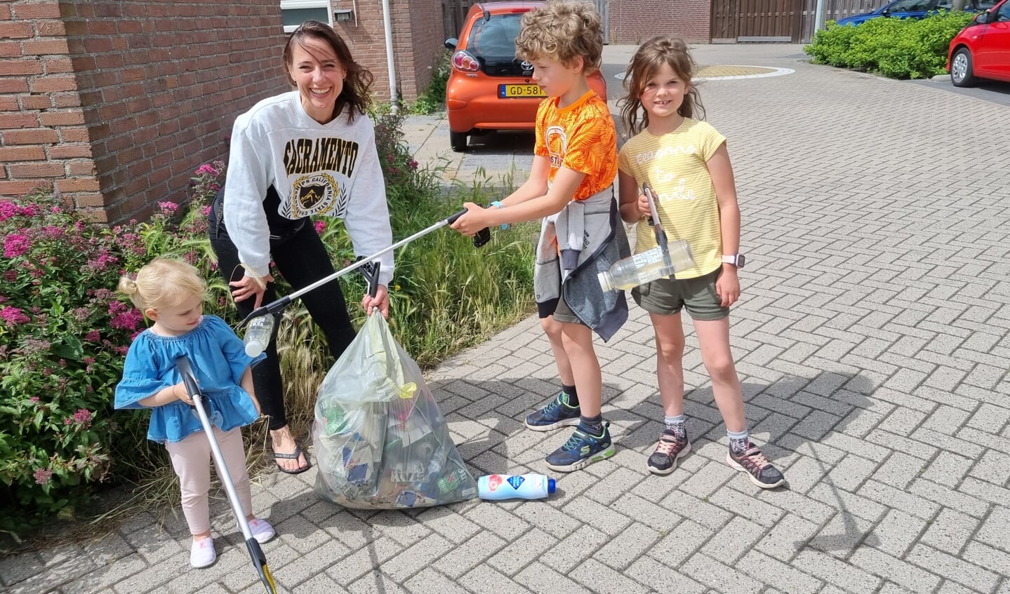 Gemma met dochter en buurtkinderen in actie.