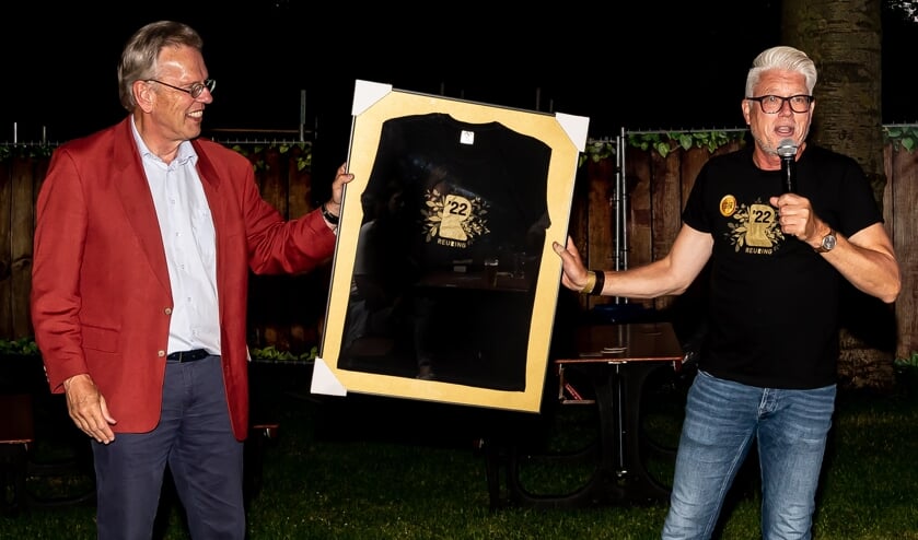 Burgemeester Don Bijl kreeg van Reuring-voorzitter Tjeerd Glastra een ingelijst shirt. 