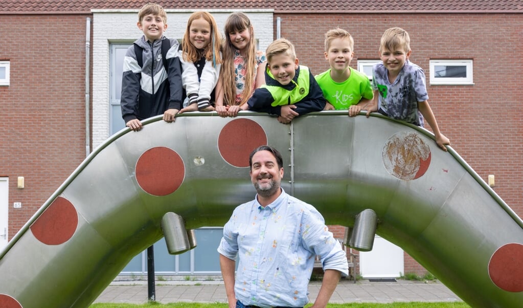 Artistiek leider van Kids with Attitude Ruben Rijnveld met enkele van zijn kids. Vlnr. Merlijn, Ruby, Caisey, Finn, Pim en Jayson.