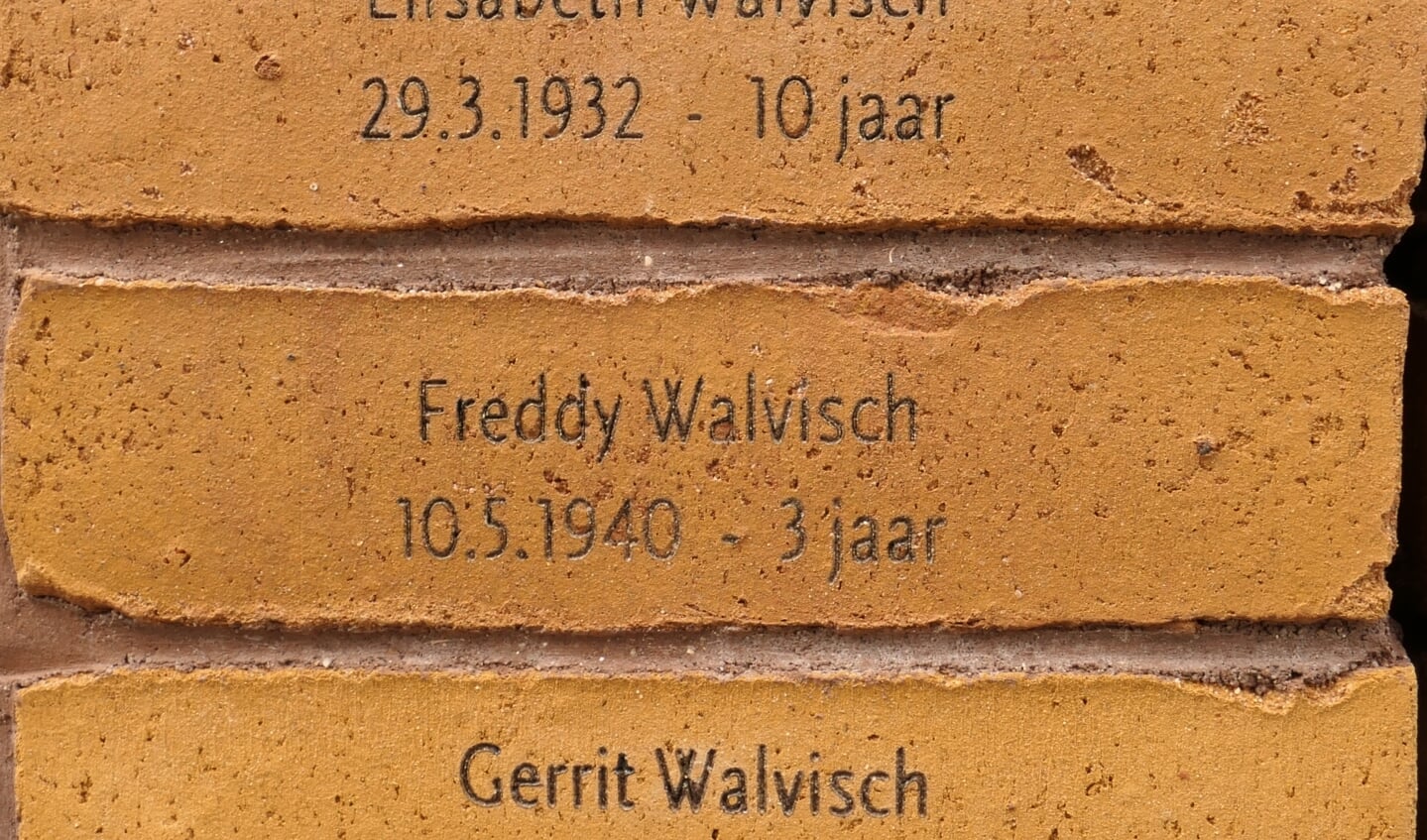 Van Freddy en zijn ouders zijn geen foto’s, slechts één aandenken in het Holocaust-monument in Amsterdam.