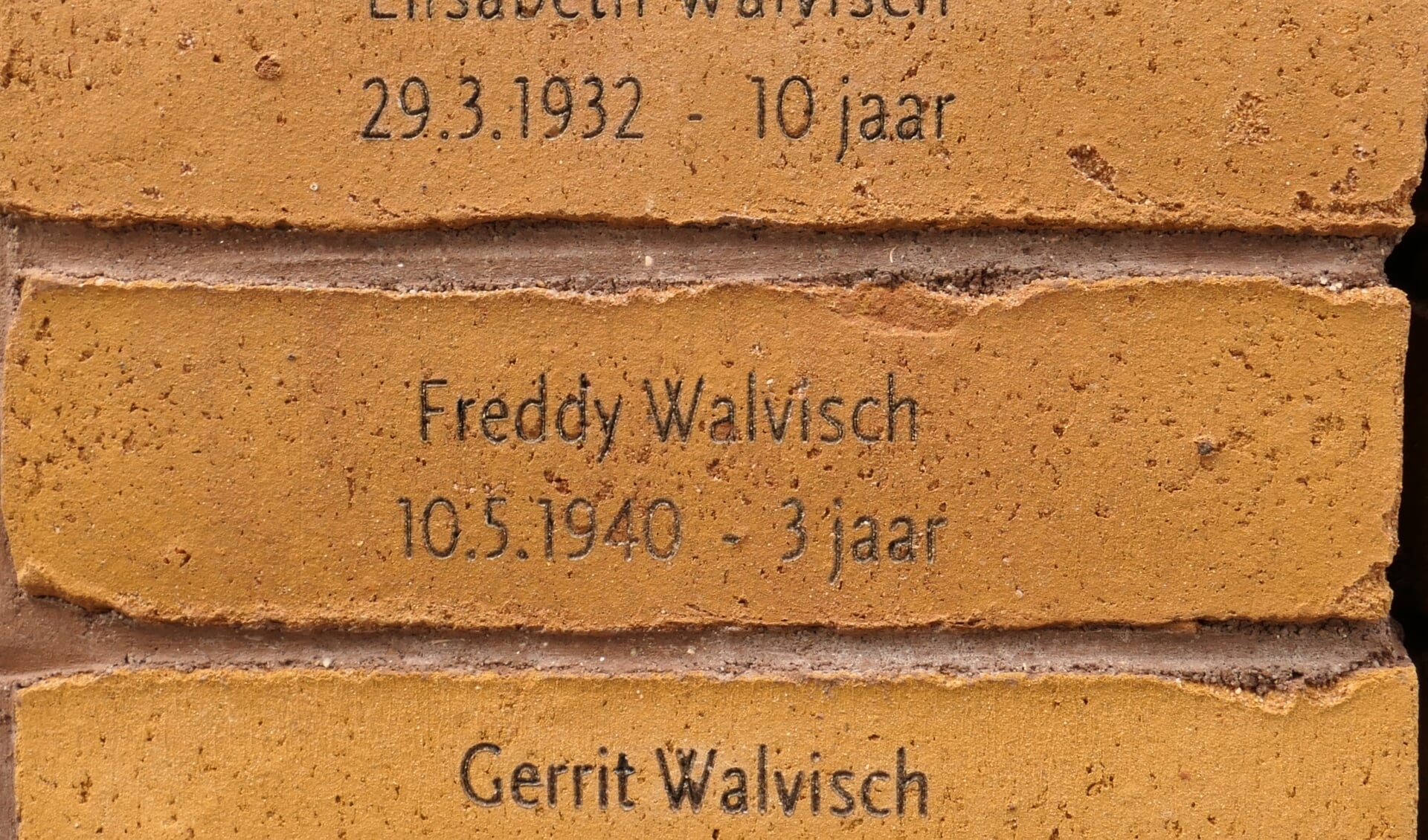Van Freddy en zijn ouders zijn geen foto’s, slechts één aandenken in het Holocaust-monument in Amsterdam.