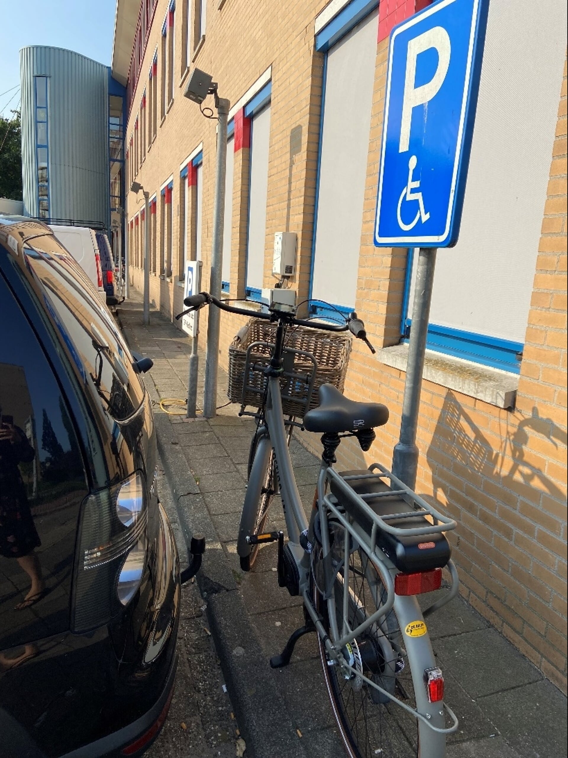 Doordat er geen fietsenstalling is bij het behandelcentrum Naaldwijk worden de fietsen nu regelmatig op de stoep geparkeerd.
