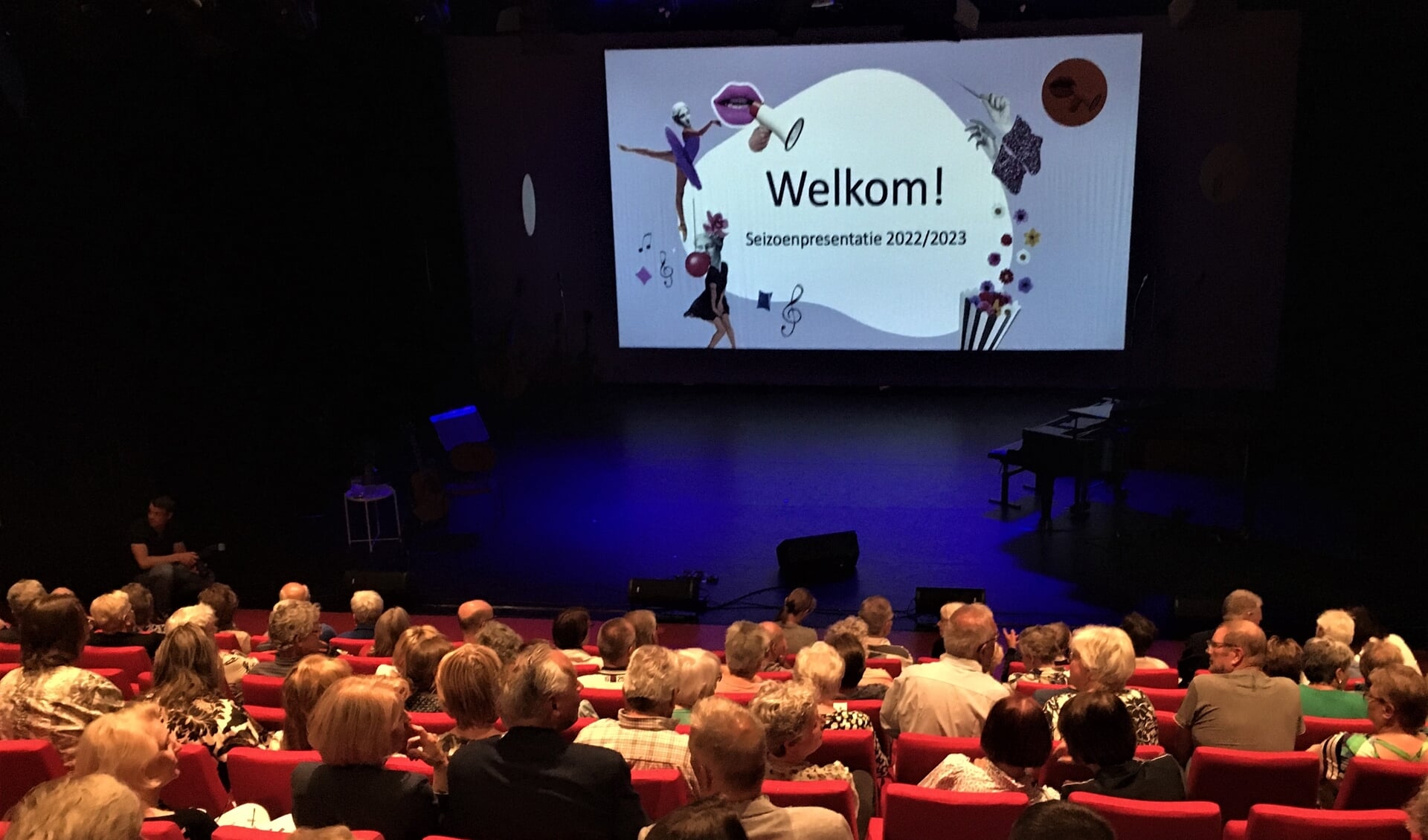 Theater Koningshof presenteerde vorige week vrijdagavond het programma voorkomend seizoen (22-23). Een aantal artiesten speelden daarbij een stukje uit hun voorstelling.