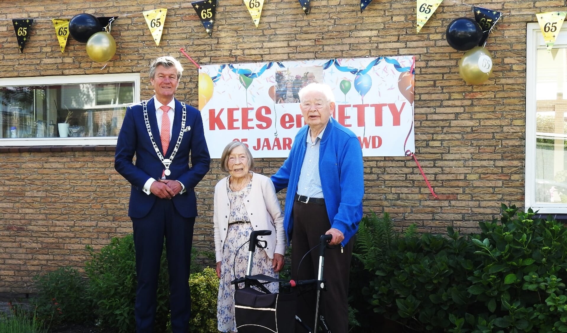 Kees en Netty op 1 juni 2022 samen met burgemeester Mans.