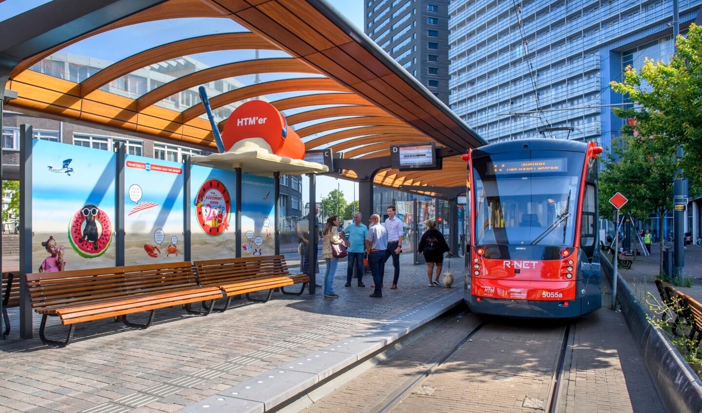 In de tram zijn stickers aangebracht, de omroepen op een aantal halten hebben een zomers tintje én is er strandgeur te ruiken.