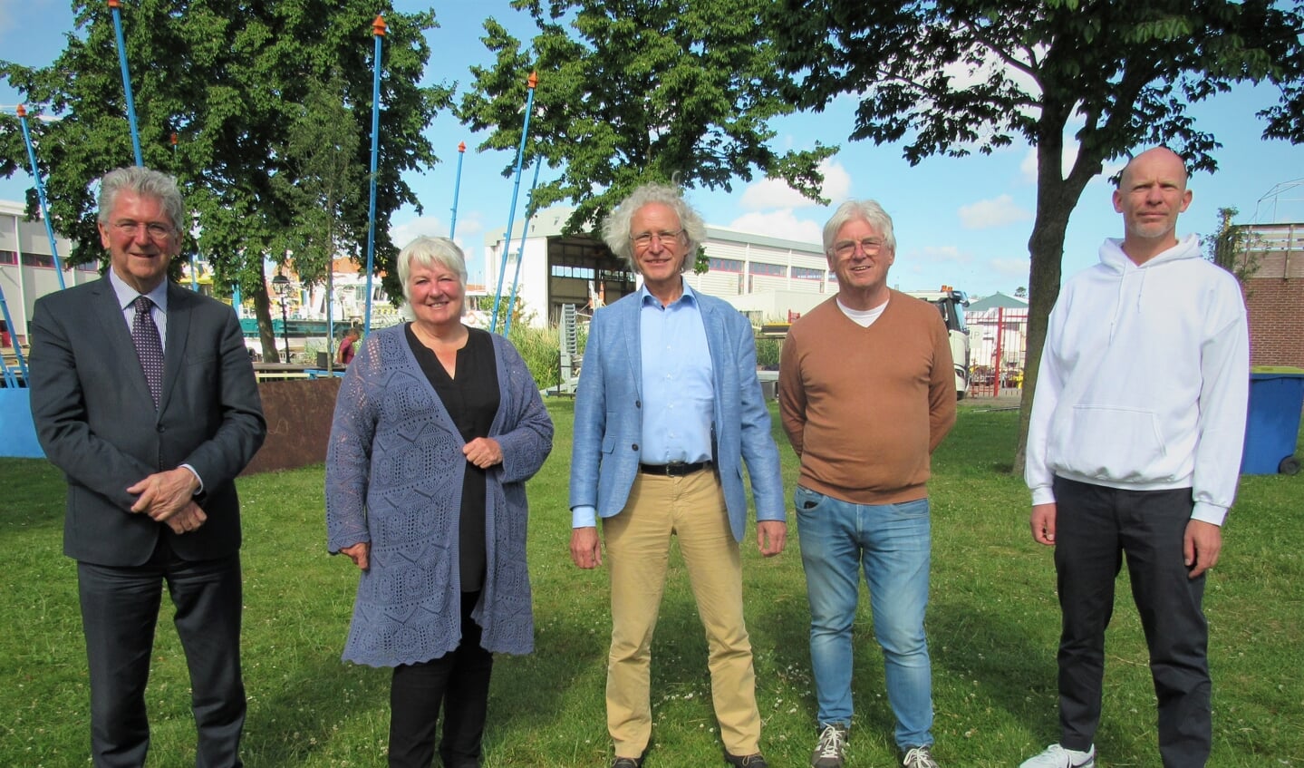 Burgemeester Edo Haan samen met Henny Wesslius (SPEM), Han Remmerswaal (muziek@maassluis), Chris Zweers (SPEM) en Wim Staessens (Theater Koningshof) afgelopen maandagochtend op het Schanseiland op de locatie van onder meer Pas Halverwege.