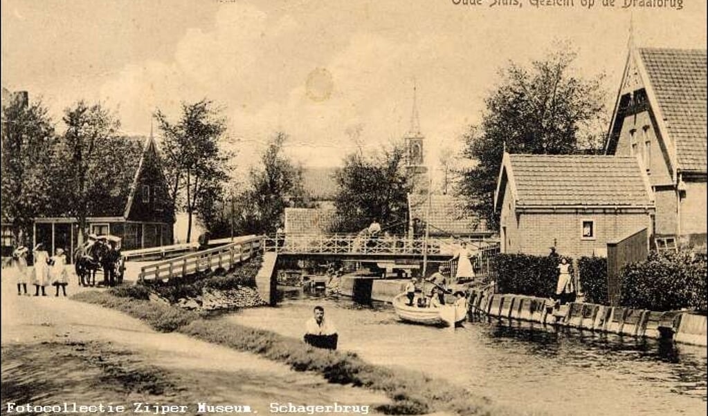 Oude Sluis - Gezicht op de draaibrug.