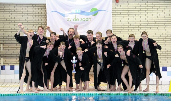 Blijdschap bij de  waterpolo jongens onder de zeventien jaar van Zv de Zaan. Ze zijn kampioen van Nederland geworden.  
